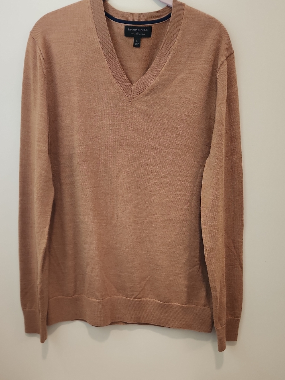 Banana Republic V-Neck Sweater 100% Merino Wool Camel Men's size Large